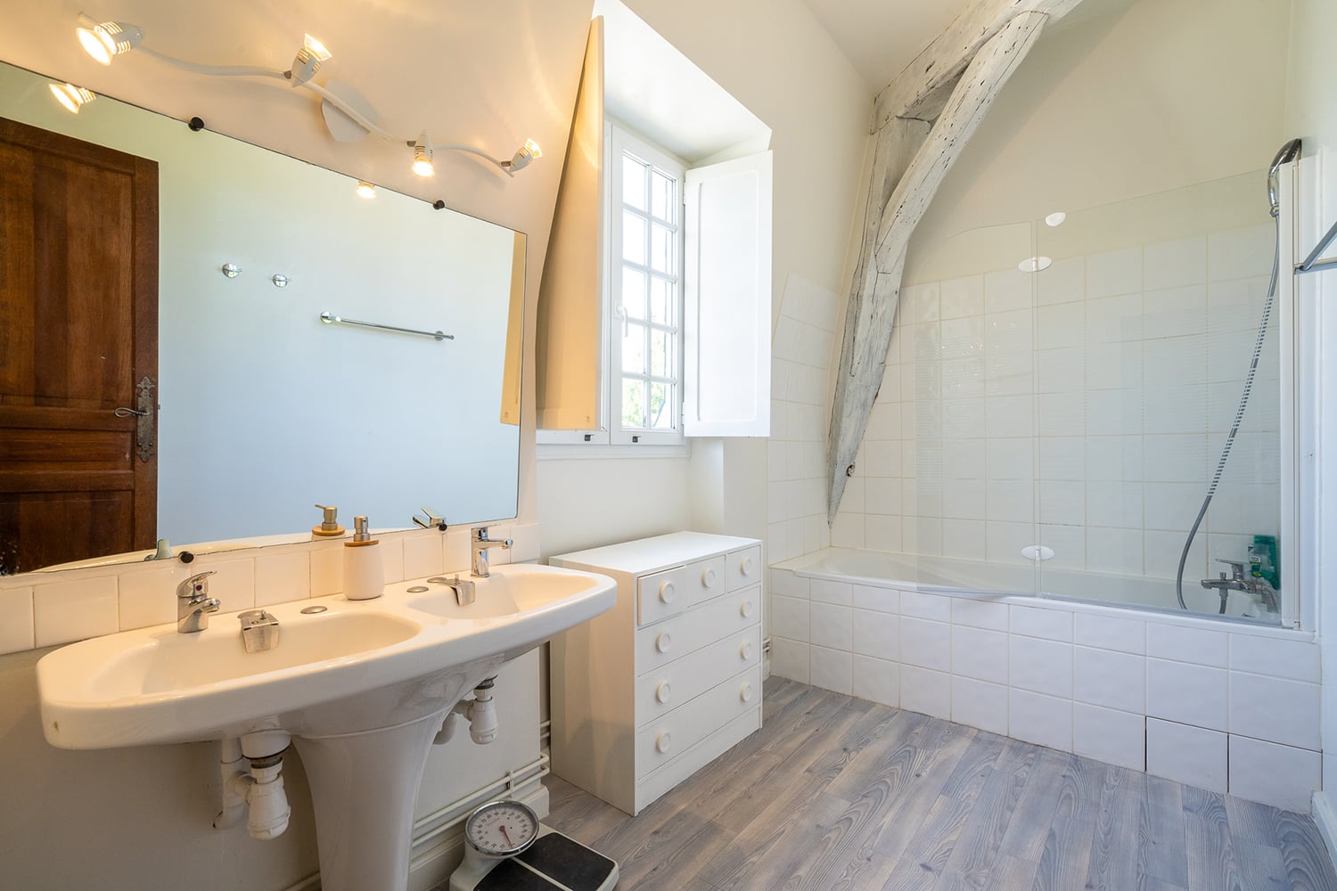 Bathroom | Holiday château in Nouvelle-Aquitaine