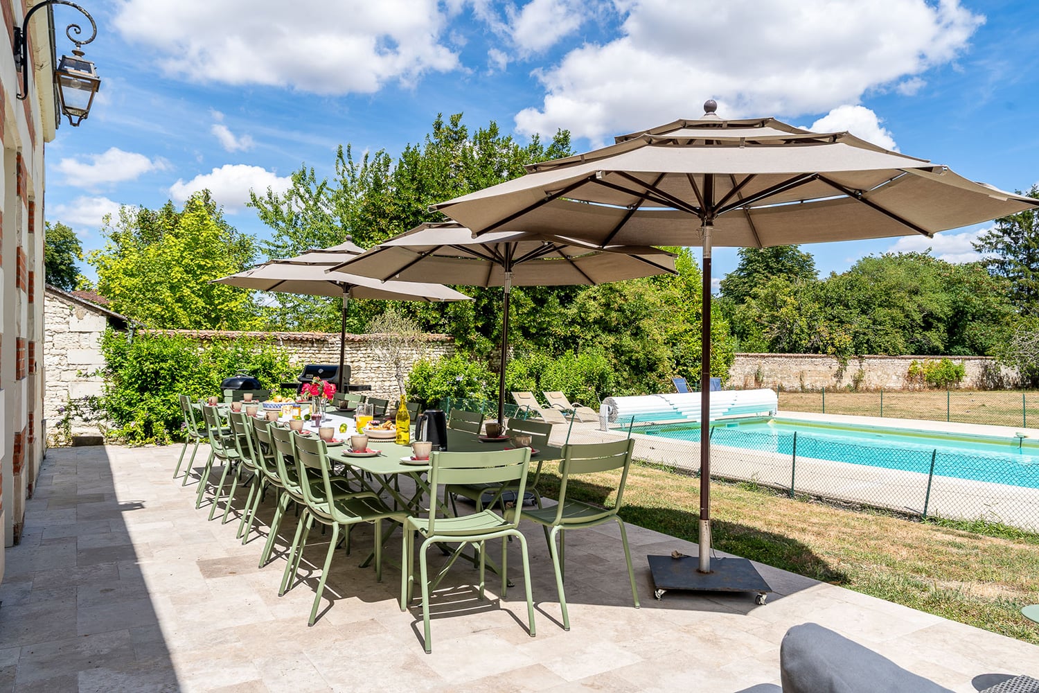 Dining terrace | Holiday château in Nouvelle-Aquitaine