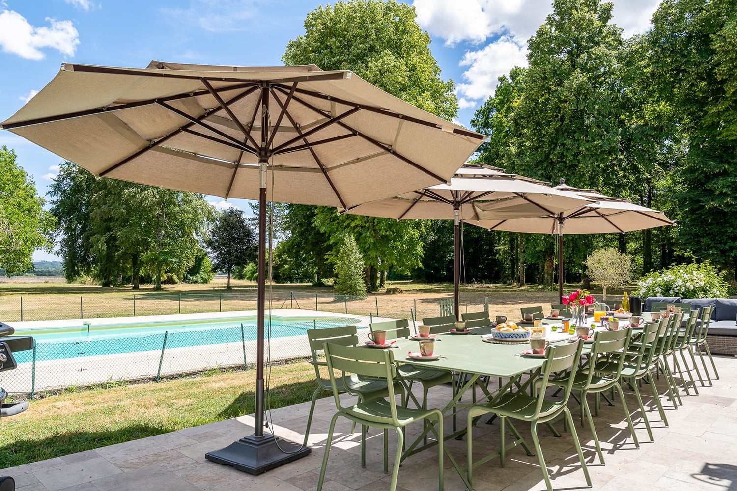 Dining terrace | Holiday château in Nouvelle-Aquitaine
