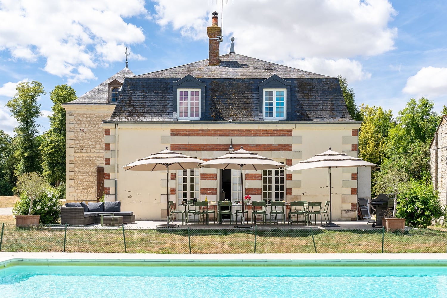 Holiday château in Nouvelle-Aquitaine with private pool
