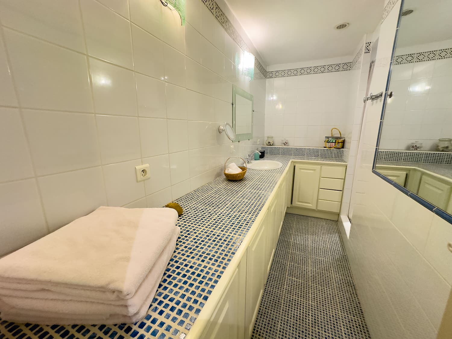 Bathroom | Holiday cottage near Gordes