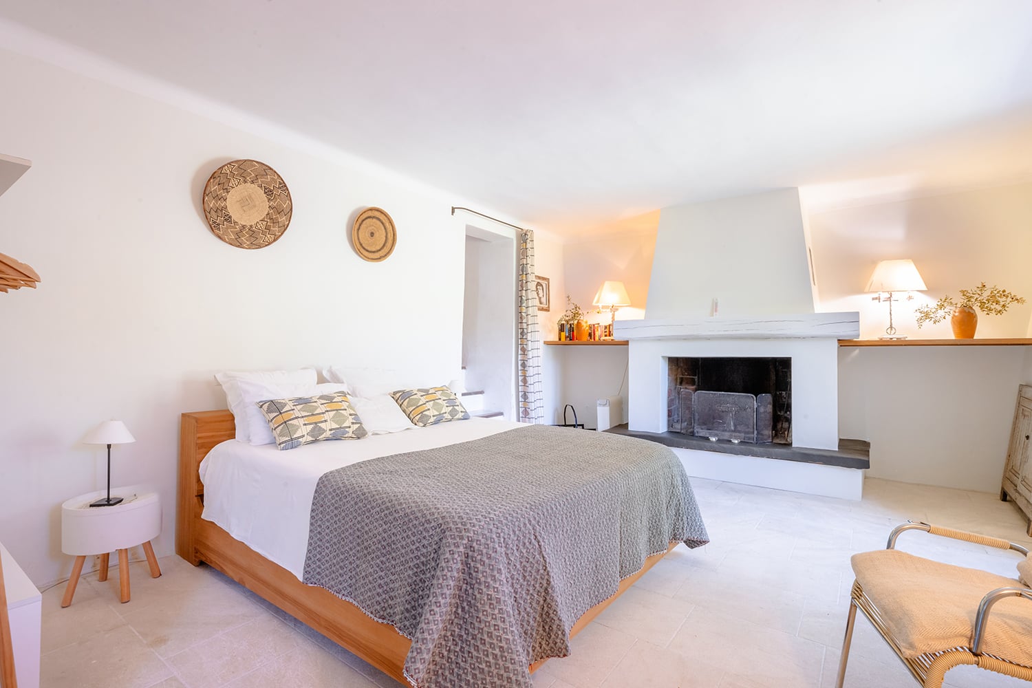 Bedroom | Holiday cottage with private pool in Gordes