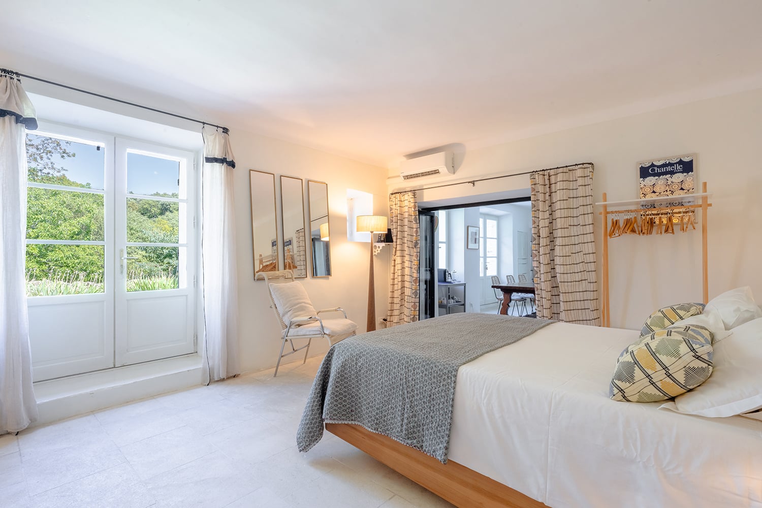 Bedroom | Holiday cottage with private pool in Gordes