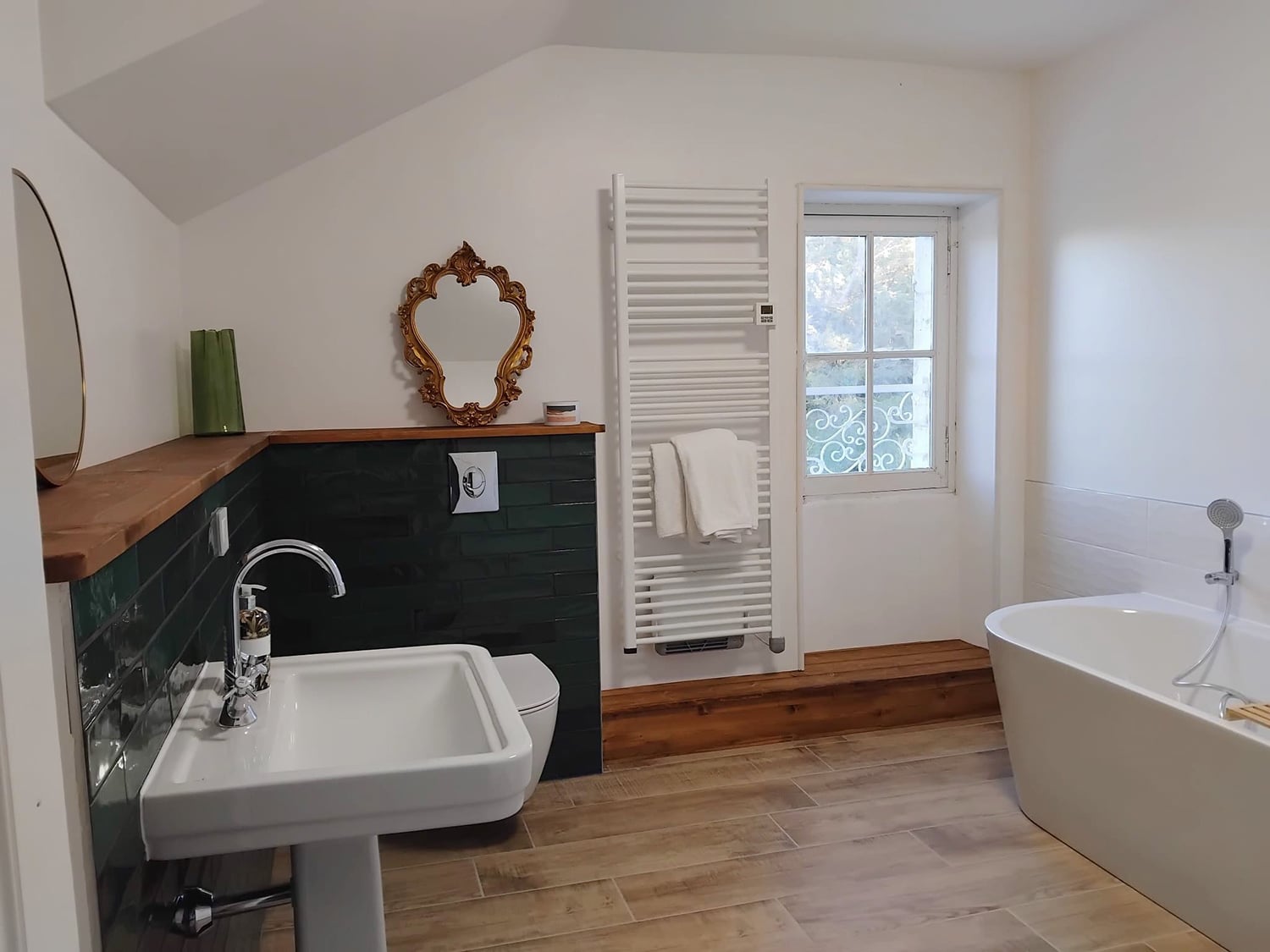 2nd floor bathroom | Vacation château in the Gers