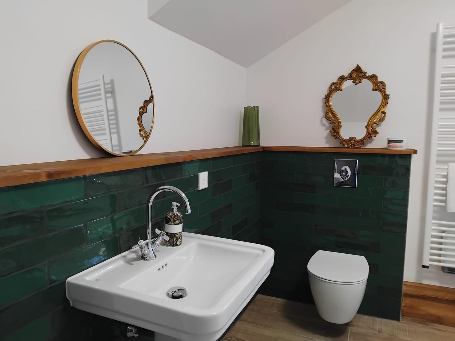 2nd floor bathroom | Vacation château in the Gers