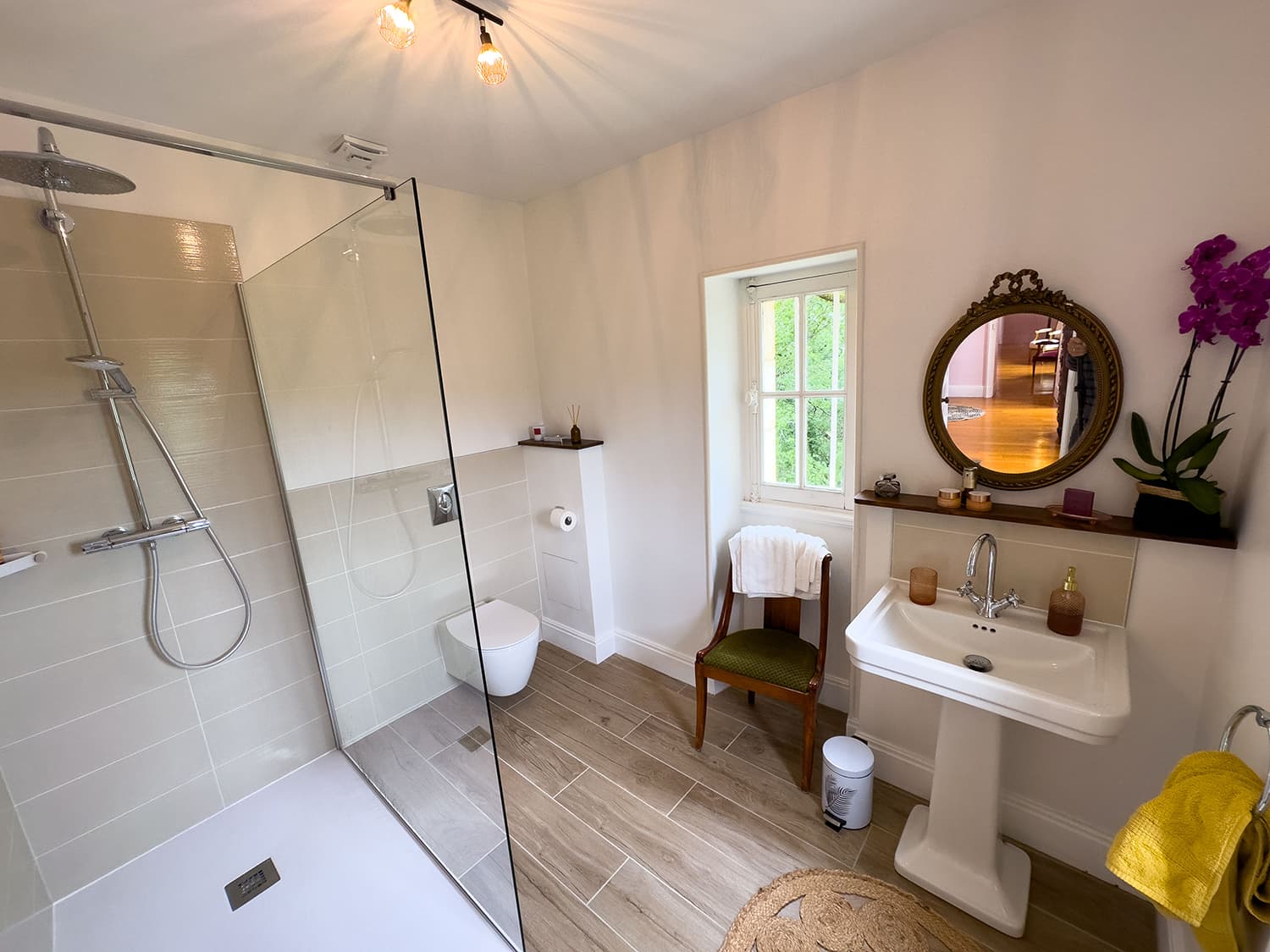 Bathroom | Vacation château in the Gers