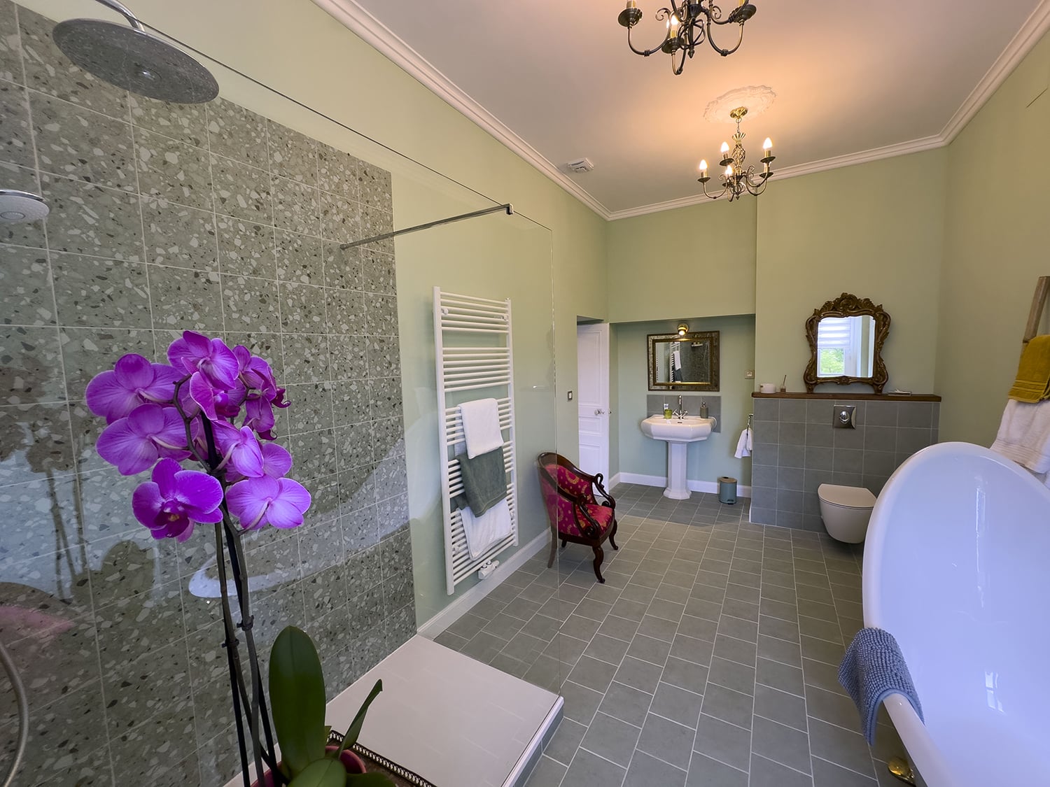 Bathroom | Vacation château in the Gers