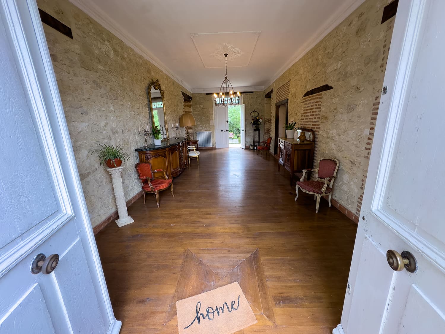 Entrance hallway | Vacation château in the Gers