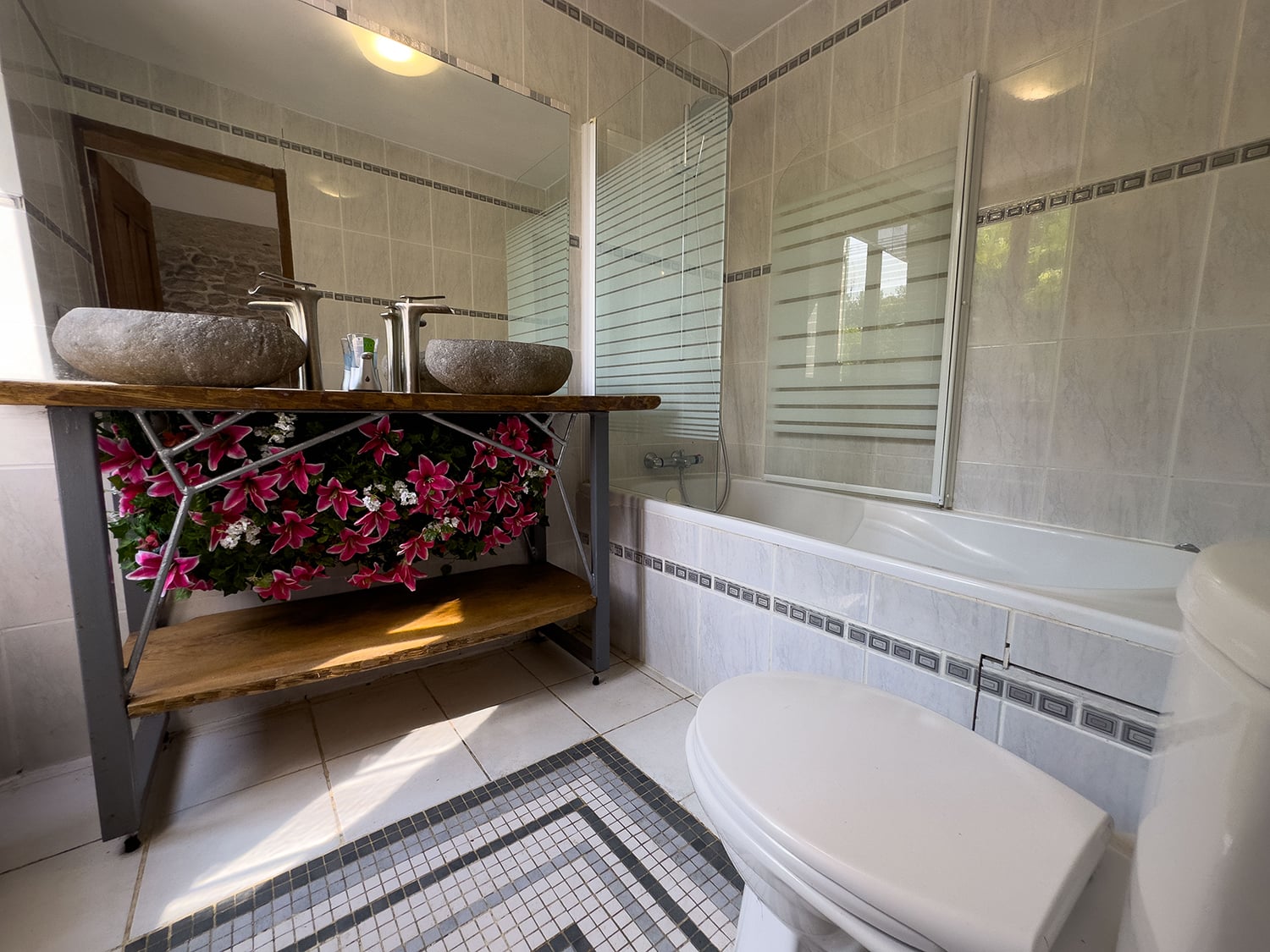 Bathroom | Holiday watermill in Nouvelle-Aquitaine