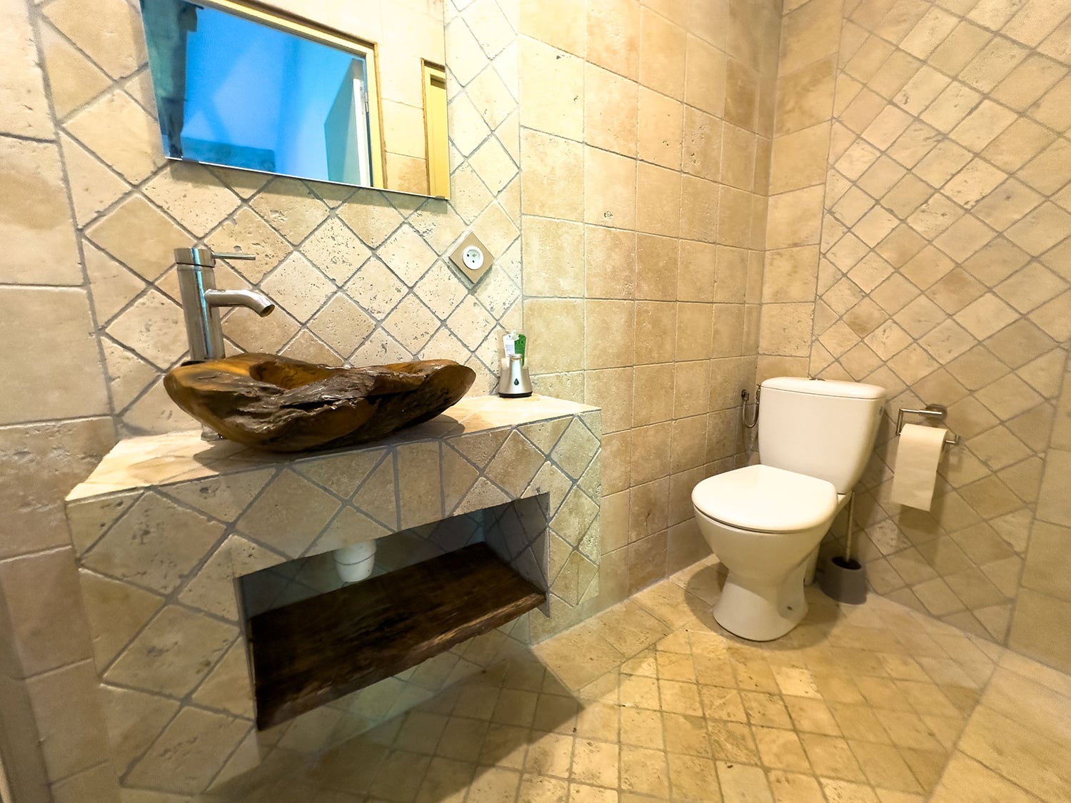 Bathroom | Holiday watermill in Nouvelle-Aquitaine