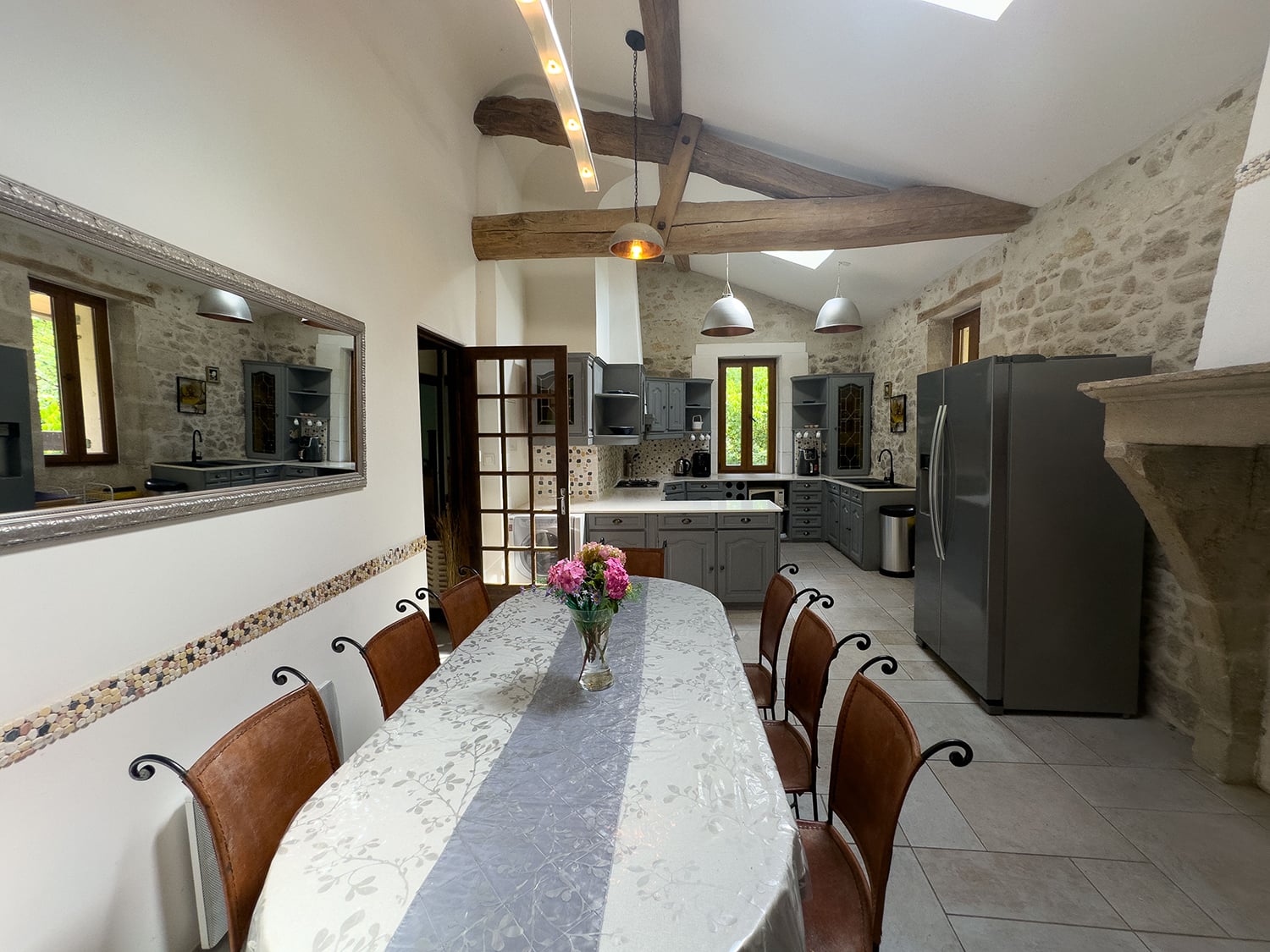 Dining room | Holiday watermill in Nouvelle-Aquitaine