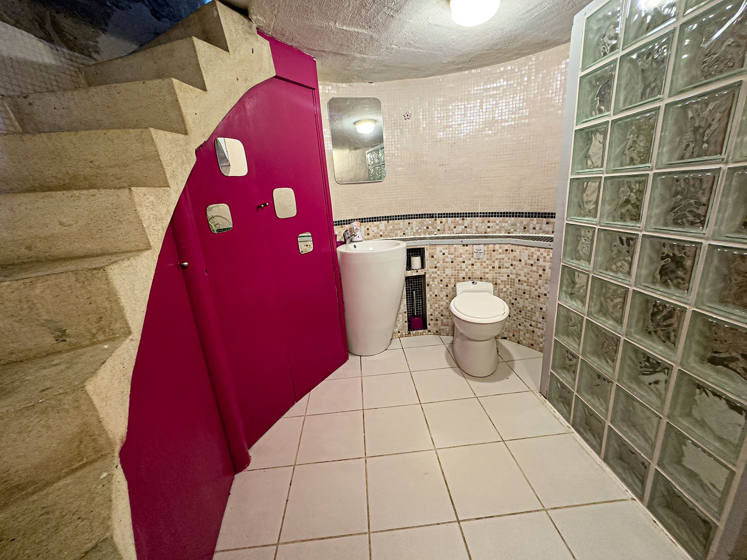 Bathroom | Holiday windmill in Nouvelle-Aquitaine