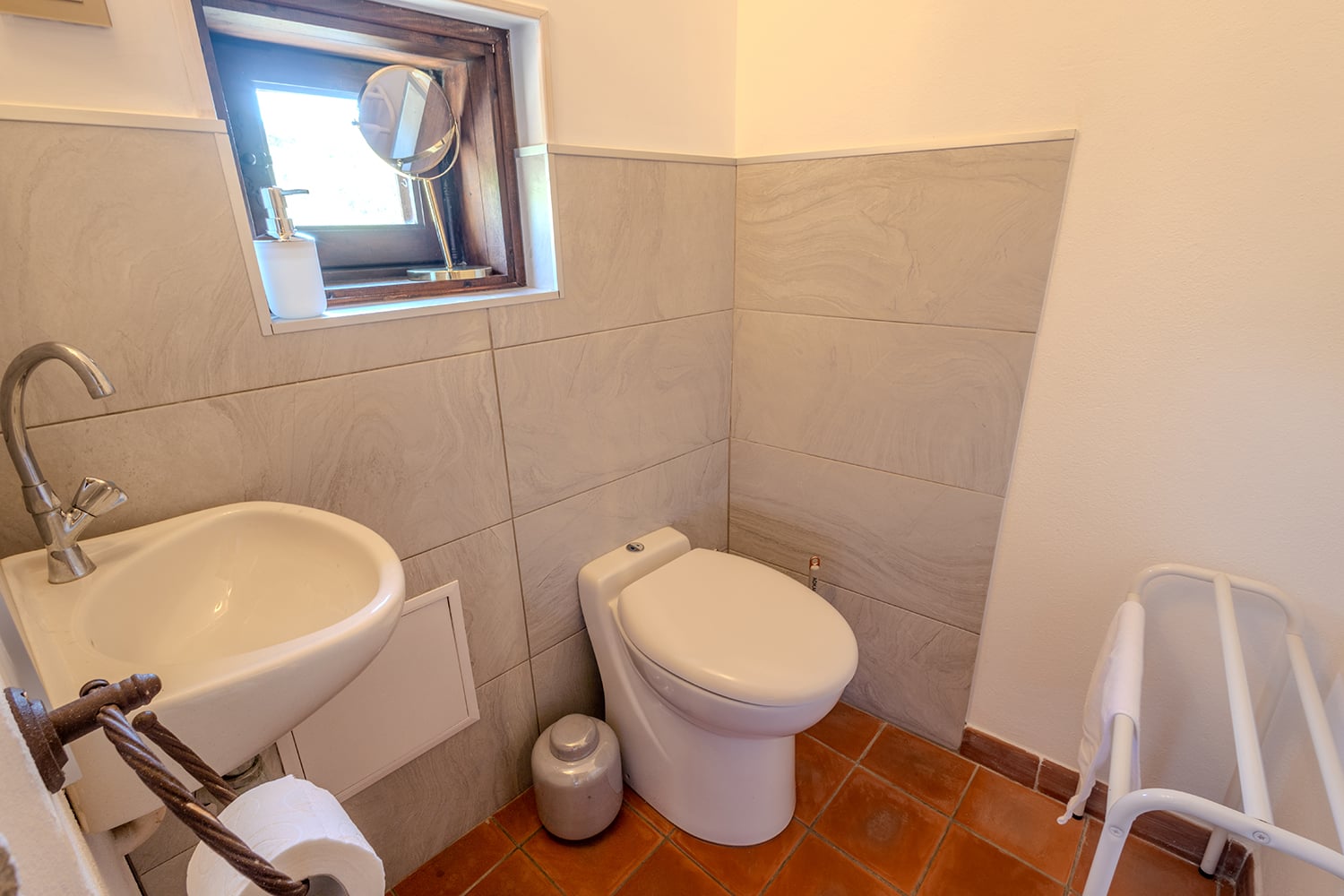 Bathroom | Vacation château in Castelreng