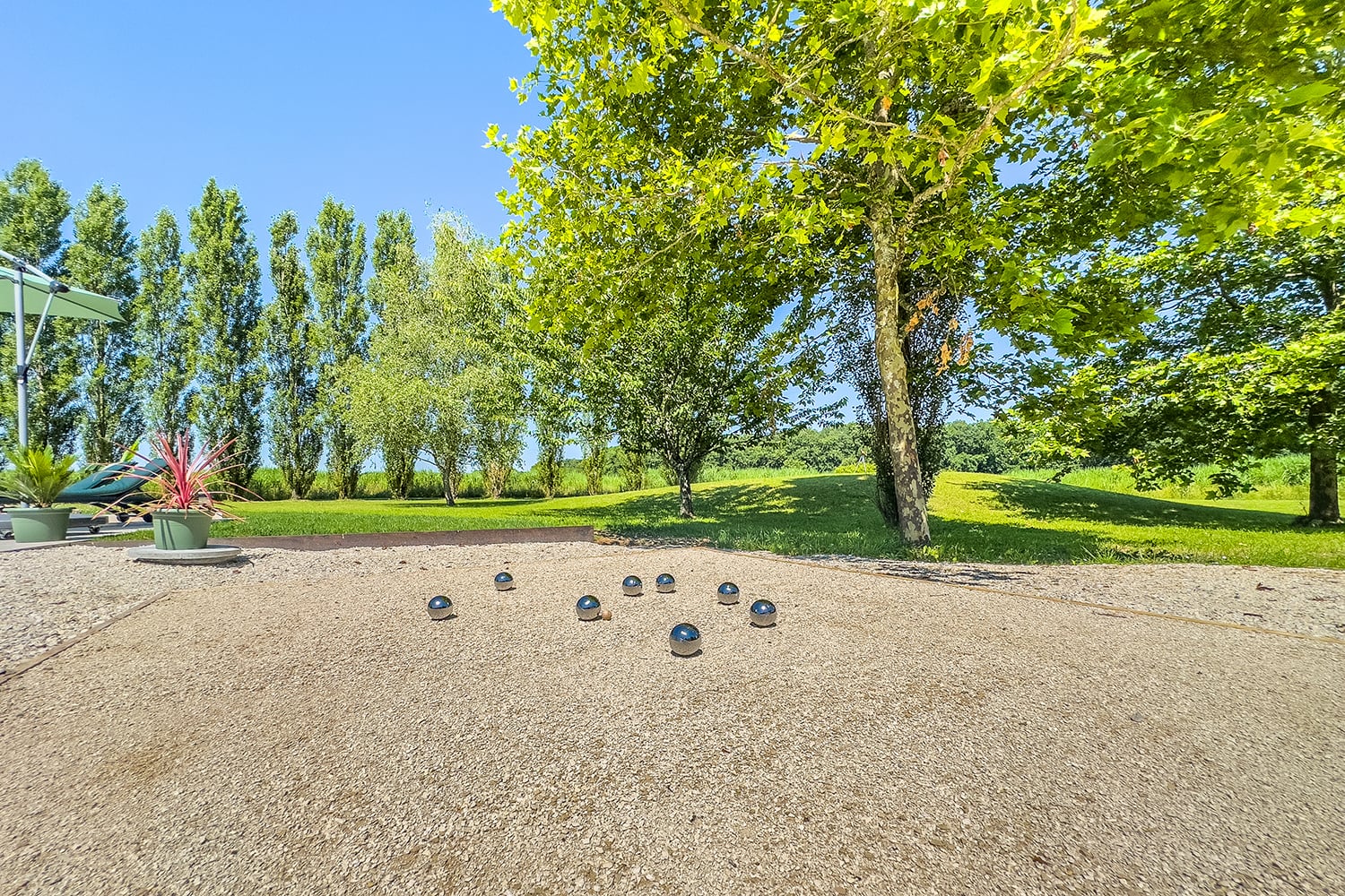 Boules court