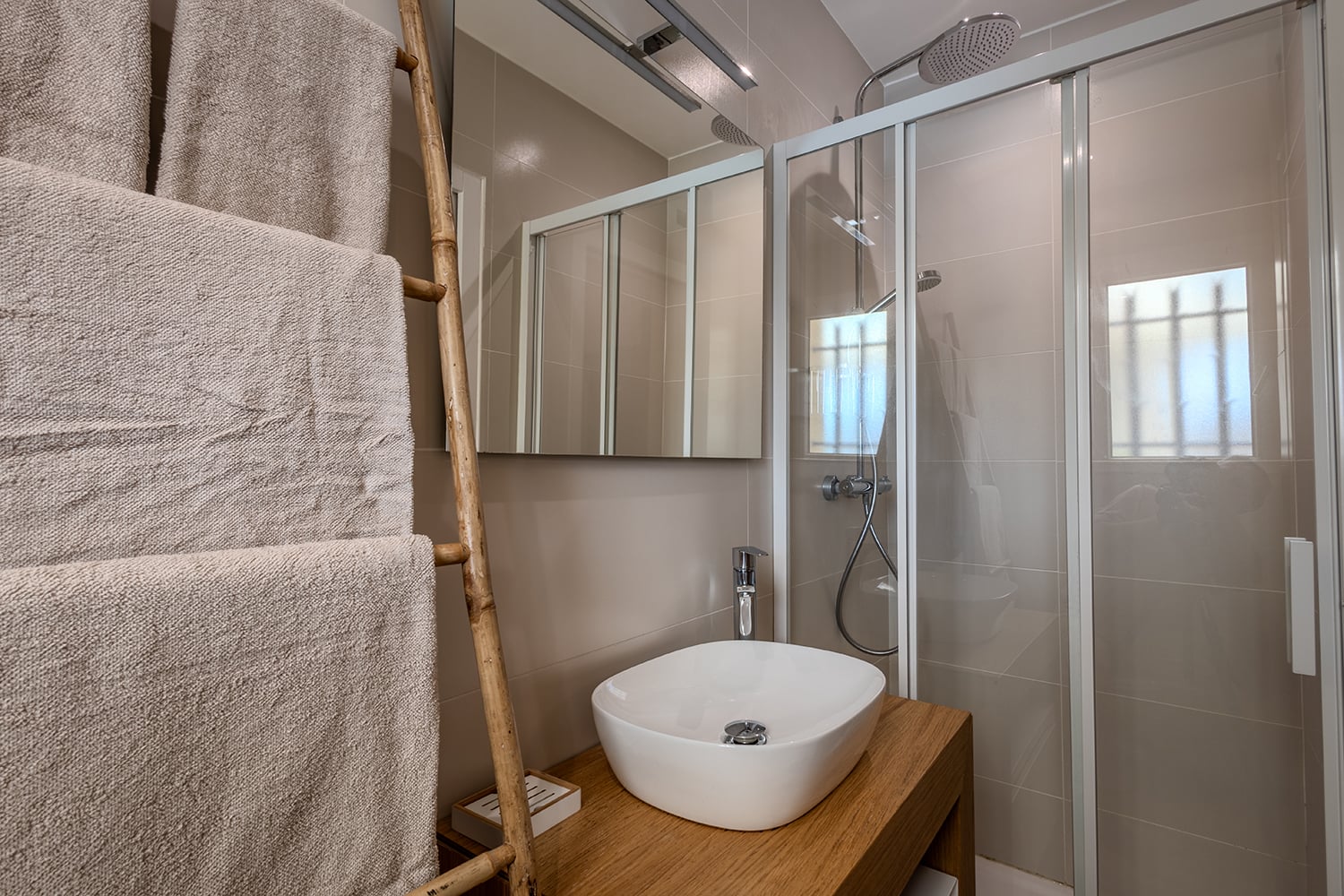Bathroom | Rental villa in Le Somail