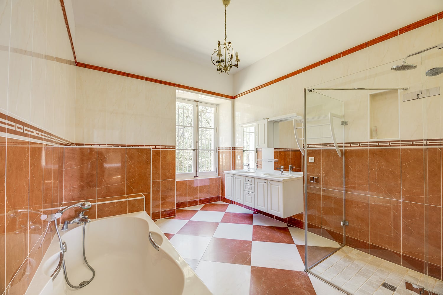 Bathroom | Holiday chateau in Nouvelle-Aquitaine