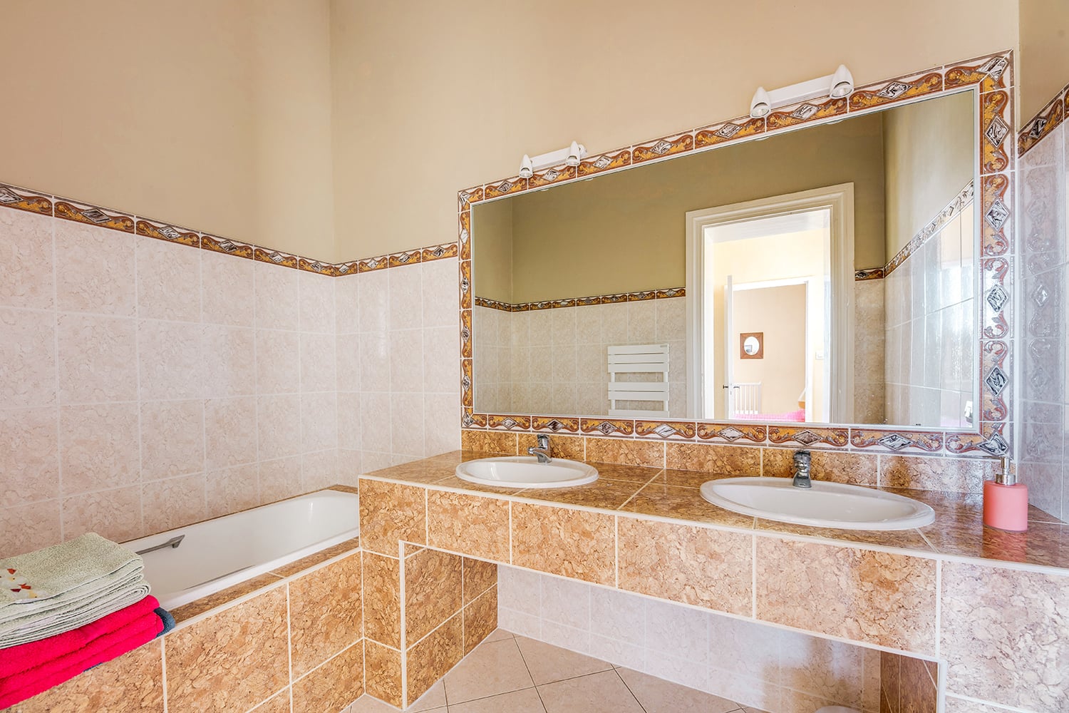 Bathroom | Holiday chateau in Nouvelle-Aquitaine
