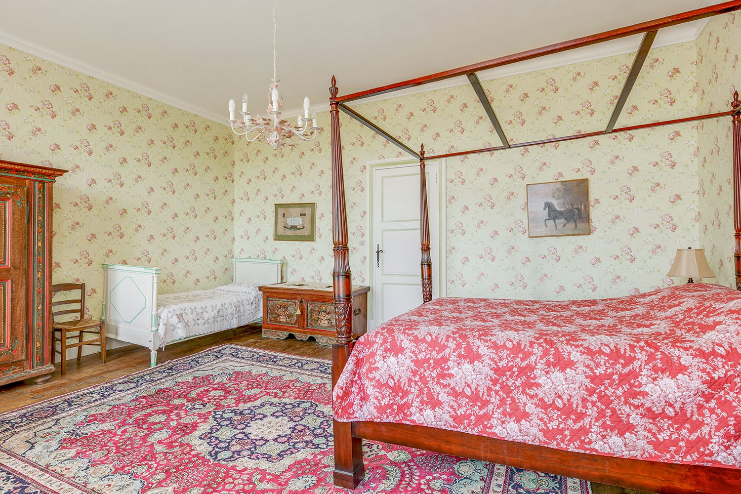 Bedroom | Holiday chateau in Nouvelle-Aquitaine