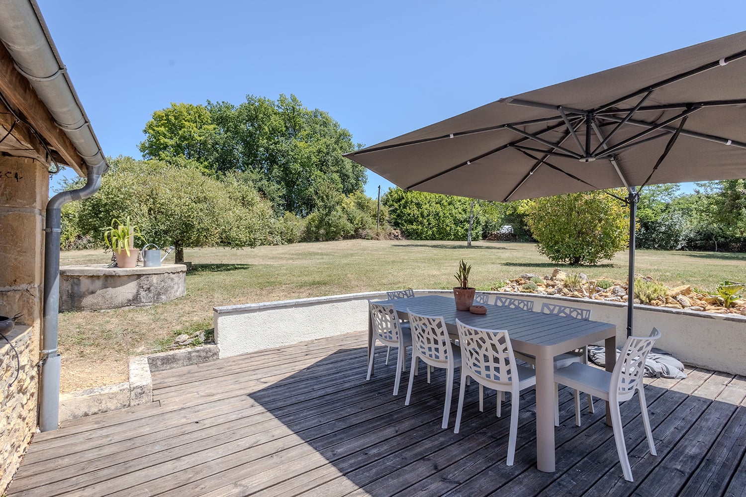 Shaded dining terrace Shaded dining terrace
