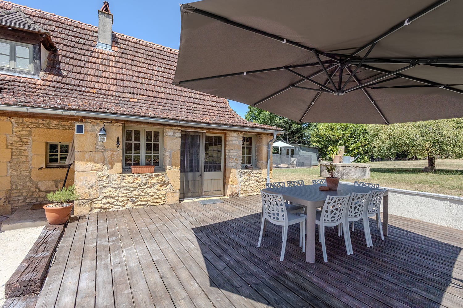 Shaded dining terrace Shaded dining terrace