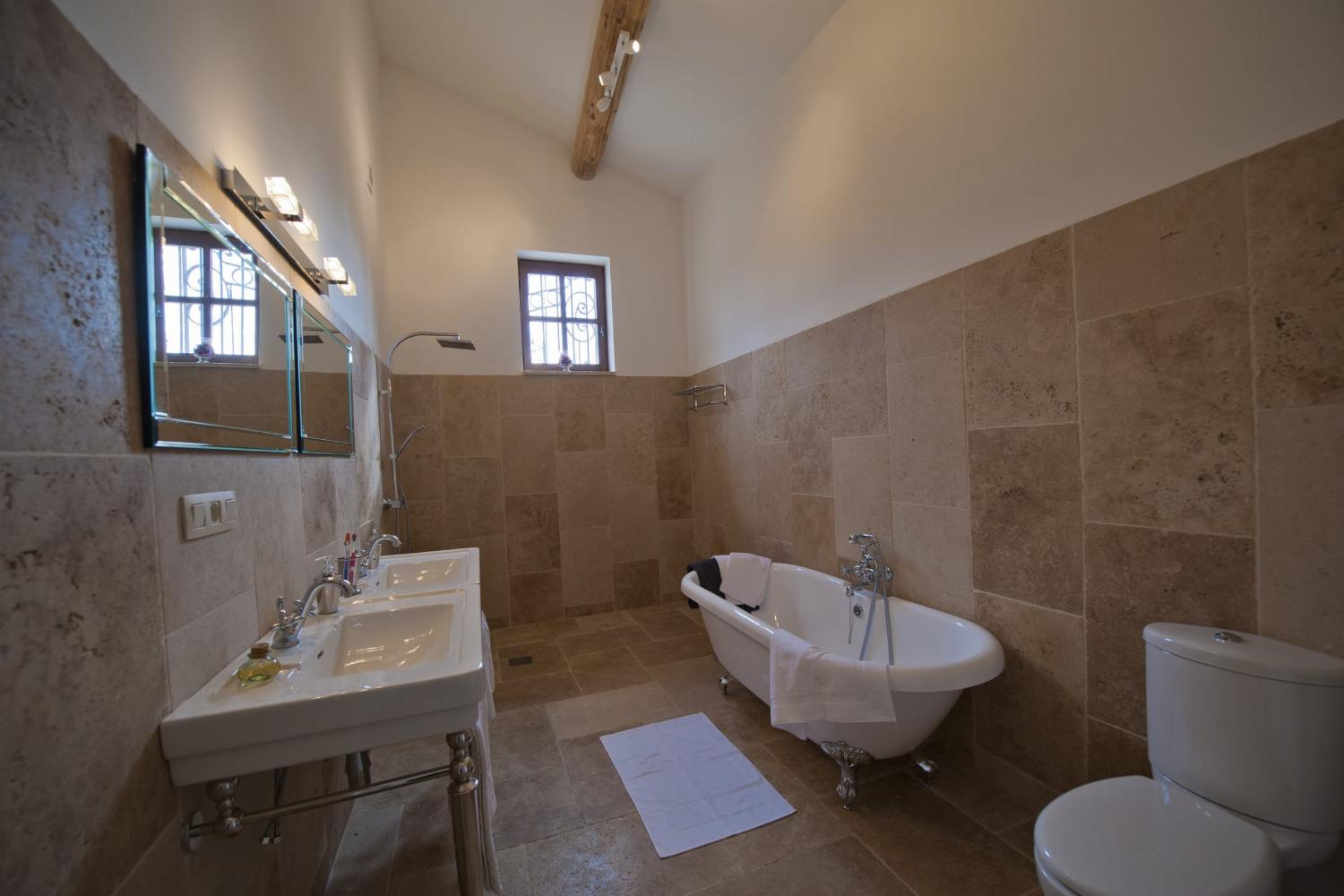 Bathroom | Rental accommodation in Provence