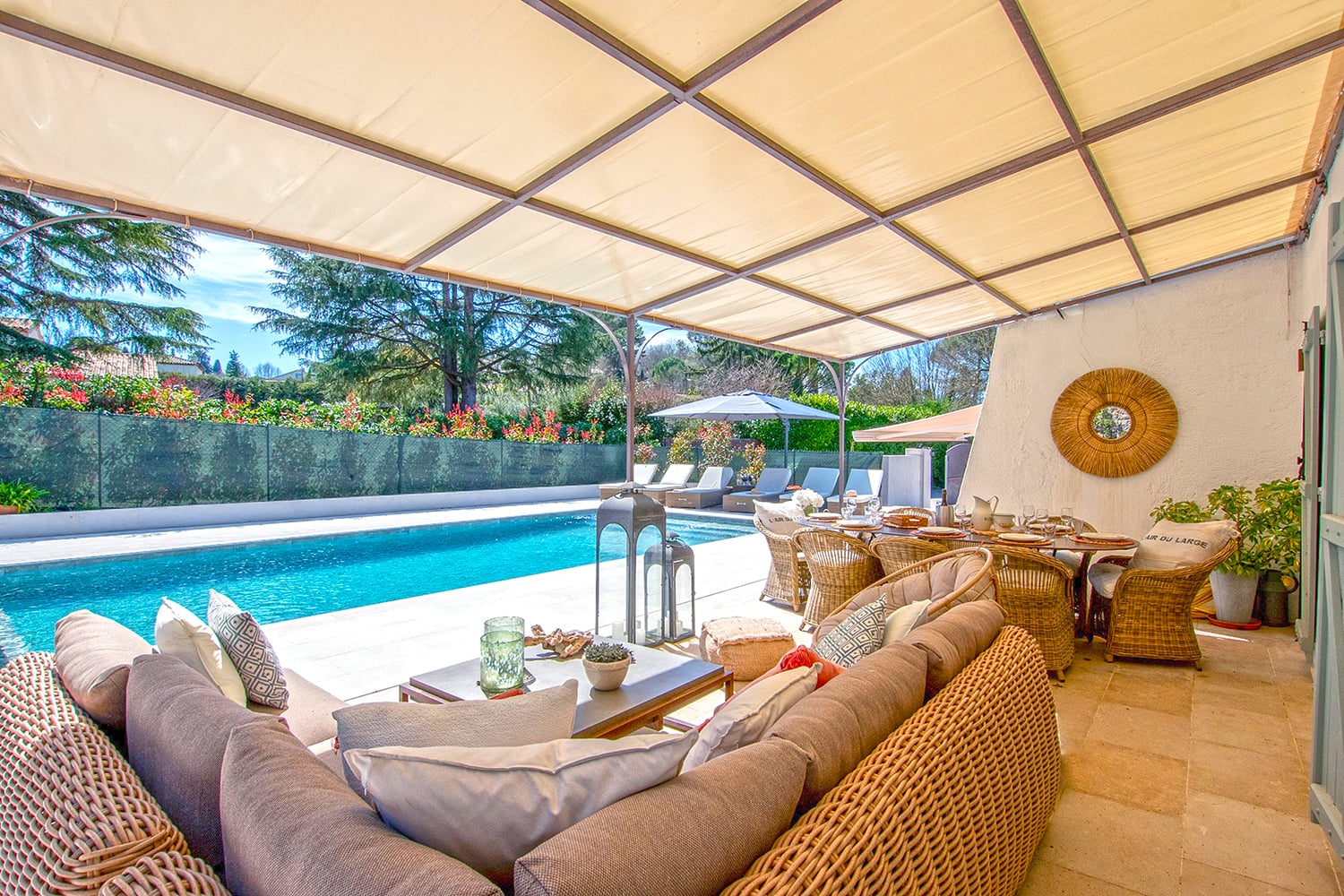 Terrasse ombragée avec piscine privée