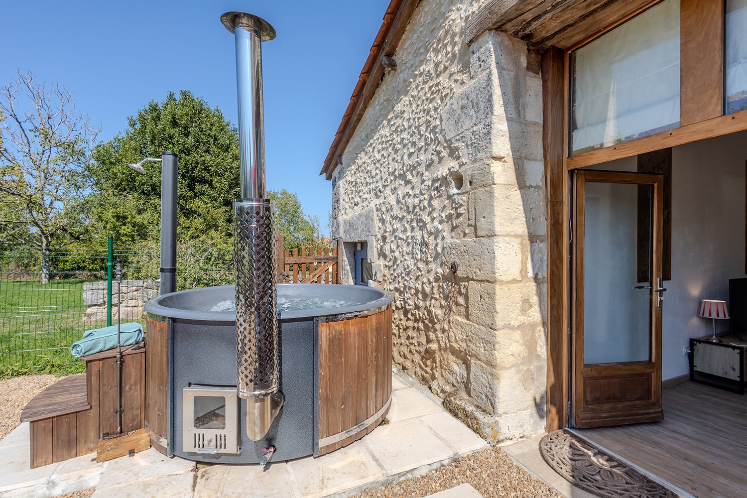 Private, log burner spa hot / cold