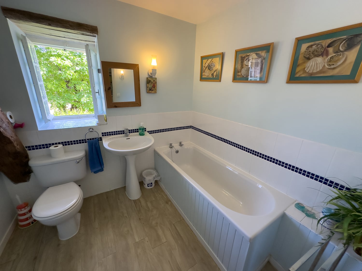 Bathroom | Holiday cottage in Catus