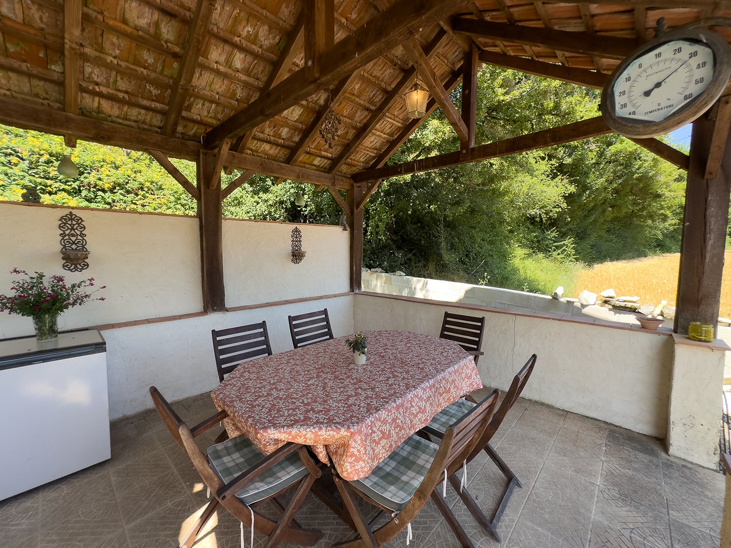 Covered dining terrace