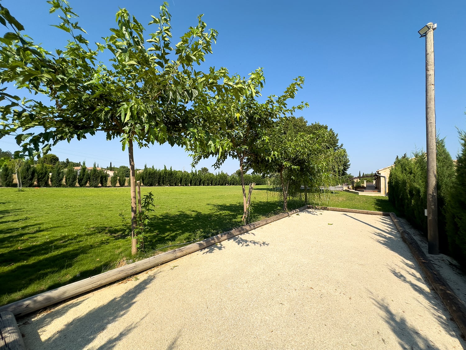Boules court