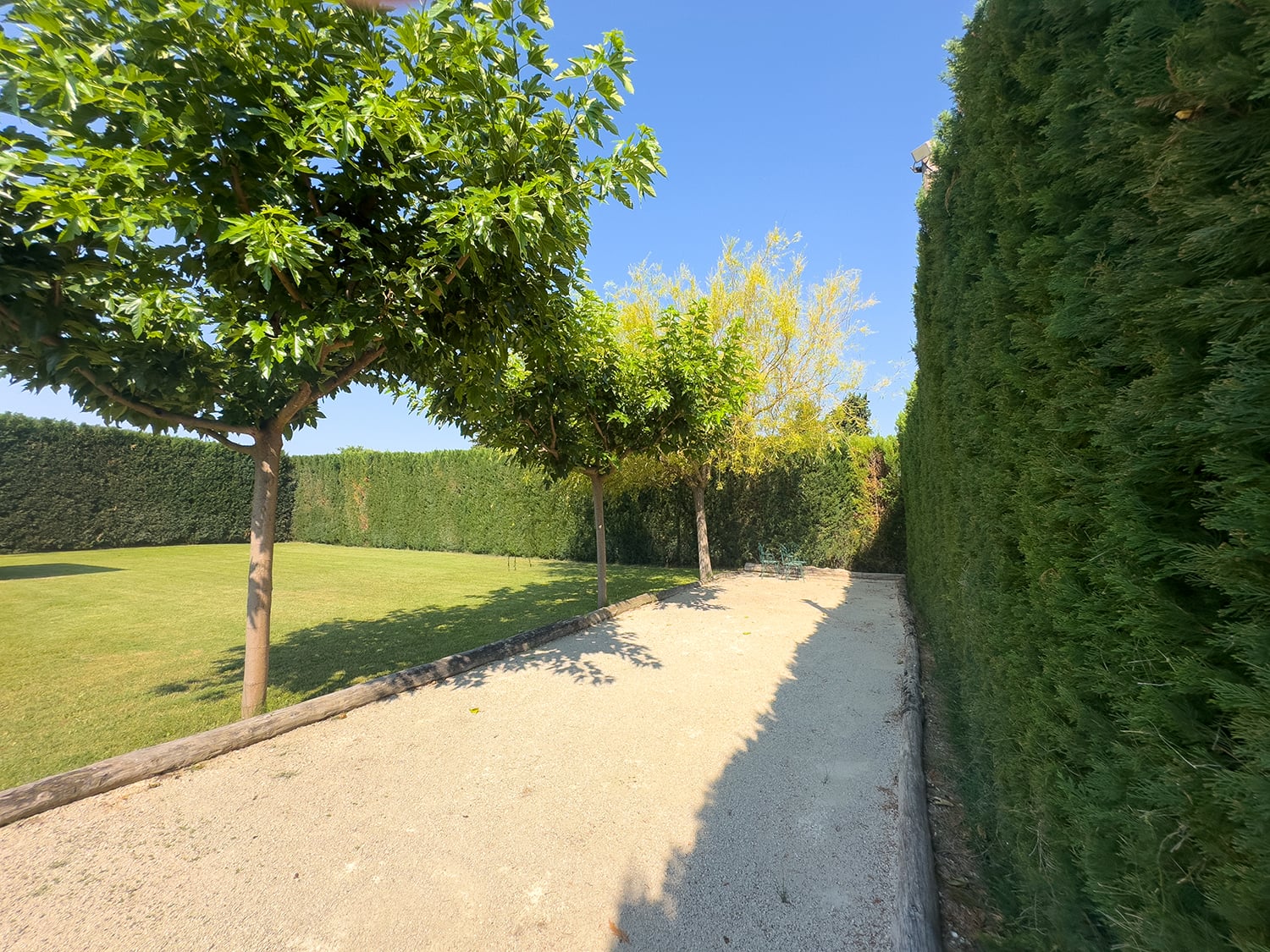 Boules court