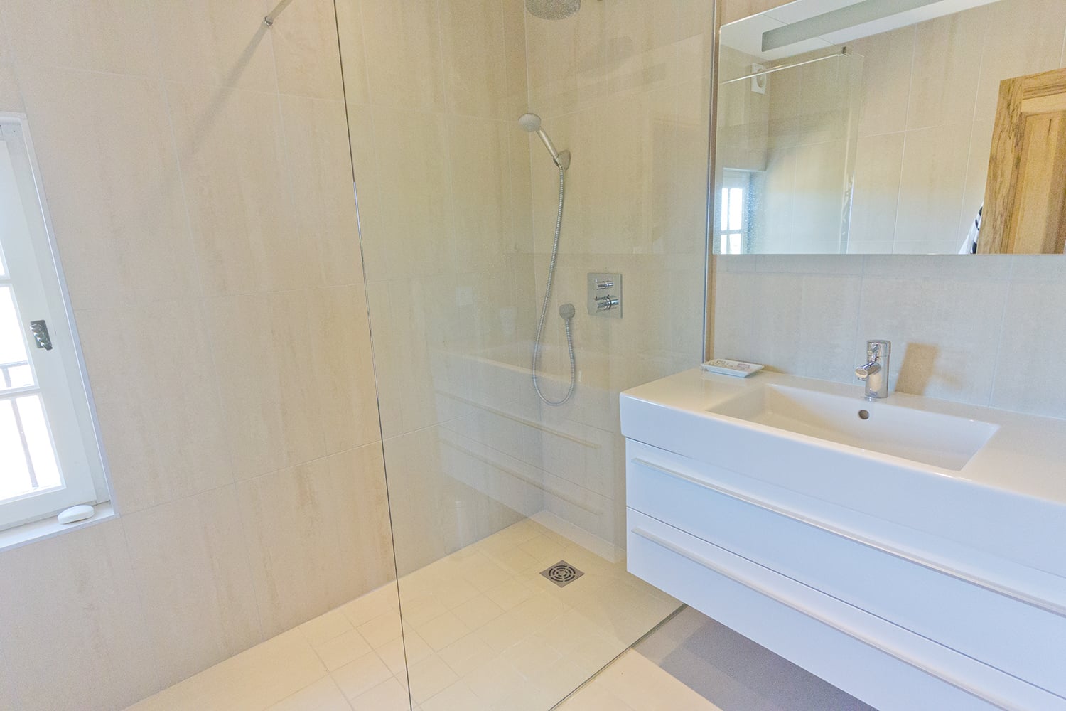 Bathroom | Self catering home in Provence
