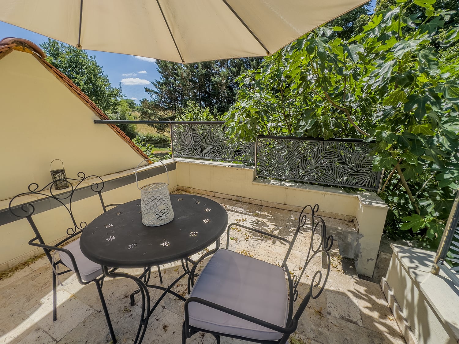 Pigeonnier dining terrace