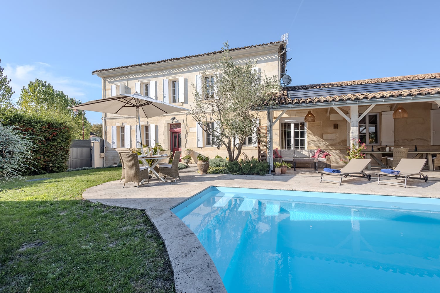 Vacation accommodation in Nouvelle-Aquitaine with private infinity pool
