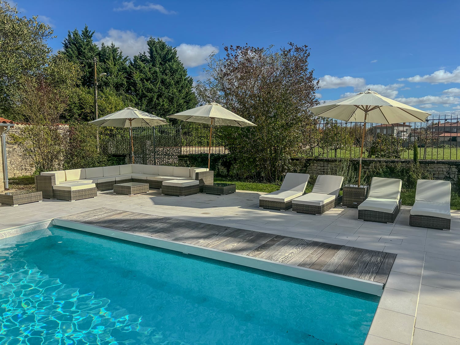 Private pool | Holiday country home in Ambérac Private pool | Holiday country home in Ambérac