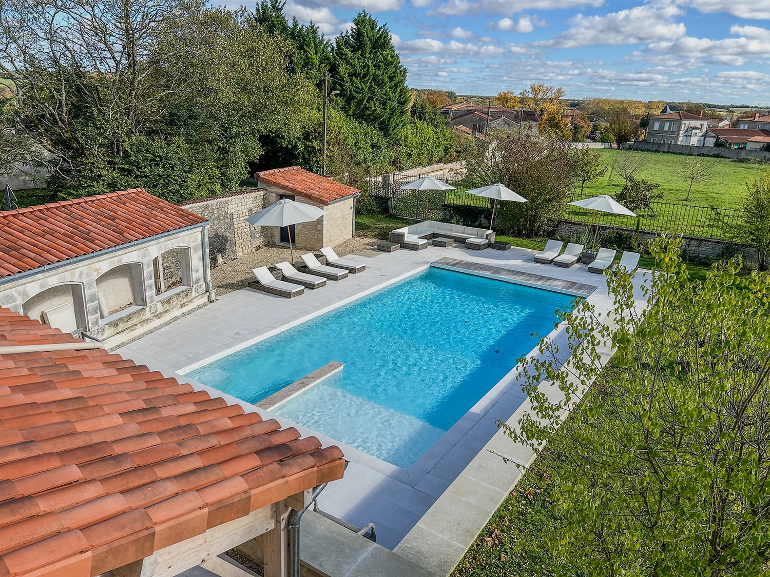 Private pool | Holiday country home in Ambérac Private pool | Holiday country home in Ambérac