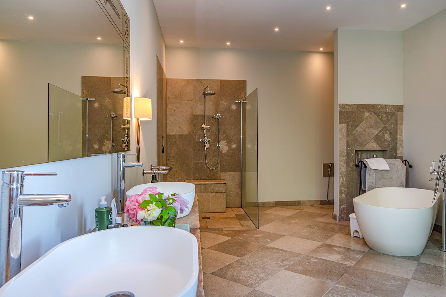Bathroom | Holiday château in Montréal