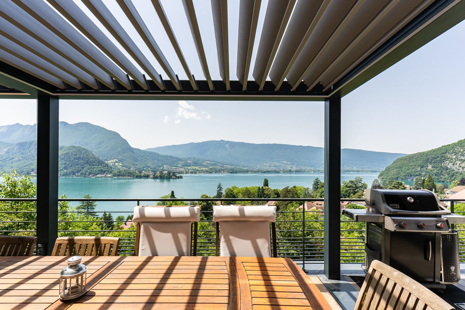 Terrasse ombragée donnant sur le lac d'Annecy