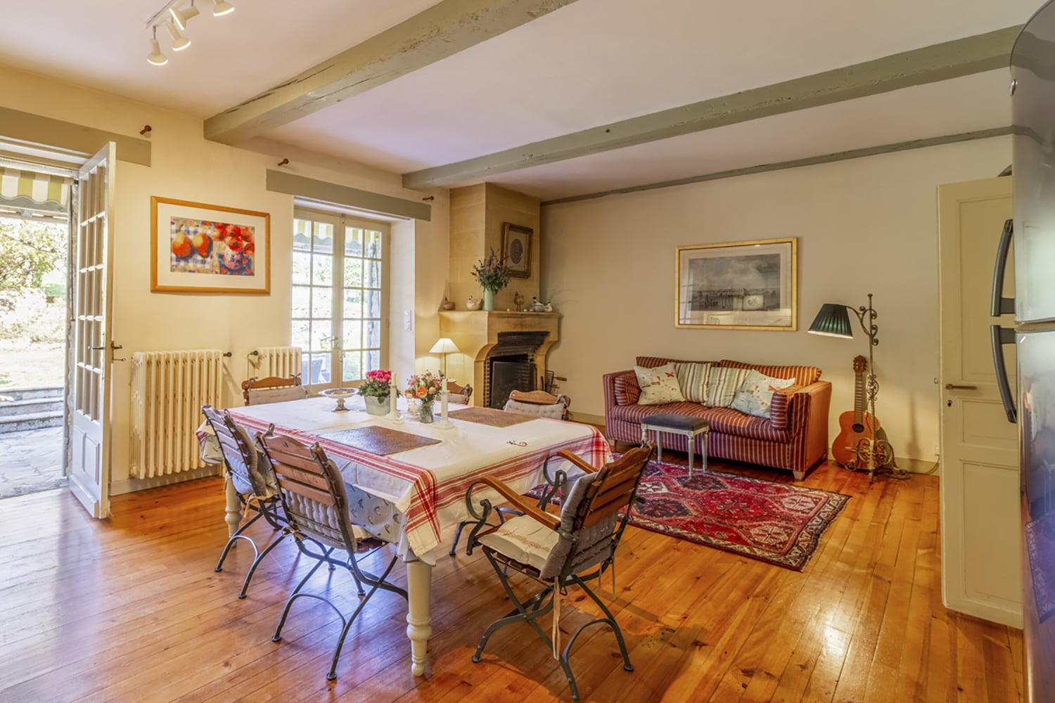 Dining room | Holiday home in Lanquais