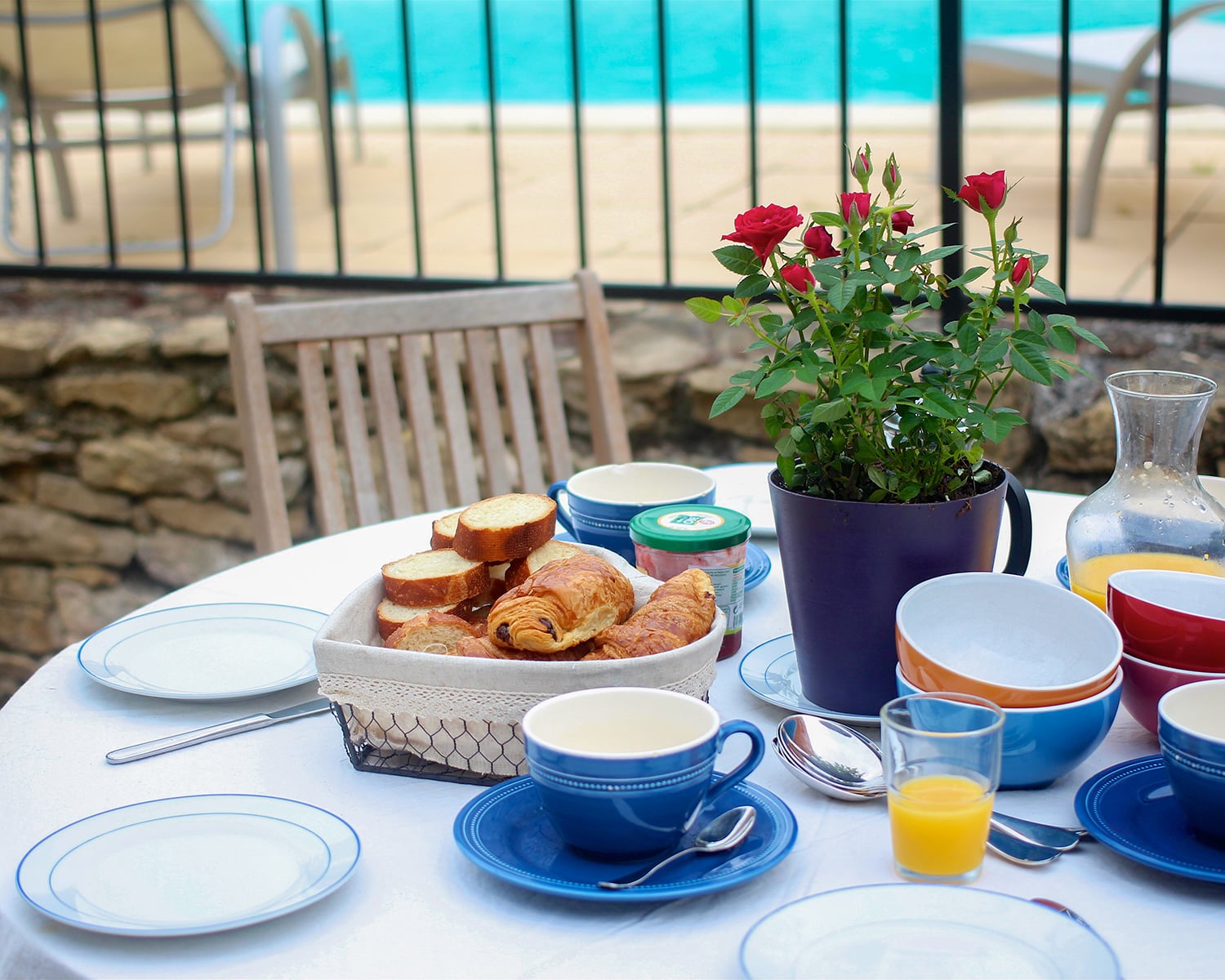 Dining terrace | Holiday home in Saint-Paulet