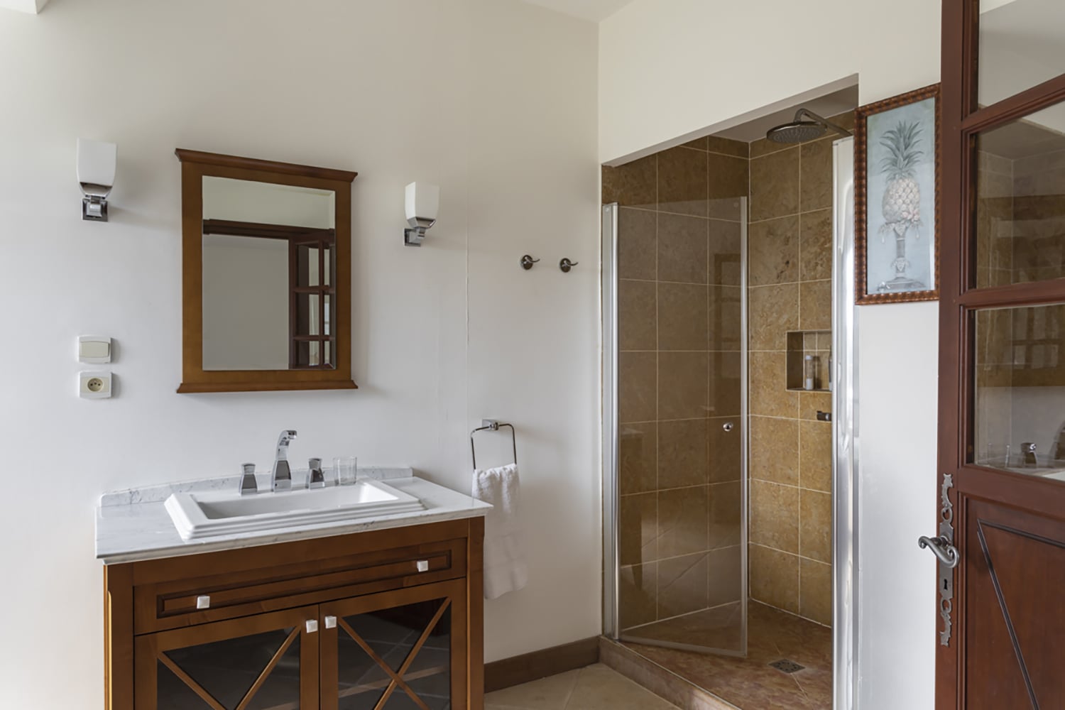 Bathroom | Holiday château in Lombron