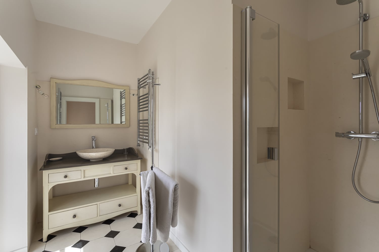 Bathroom | Holiday château in Lombron