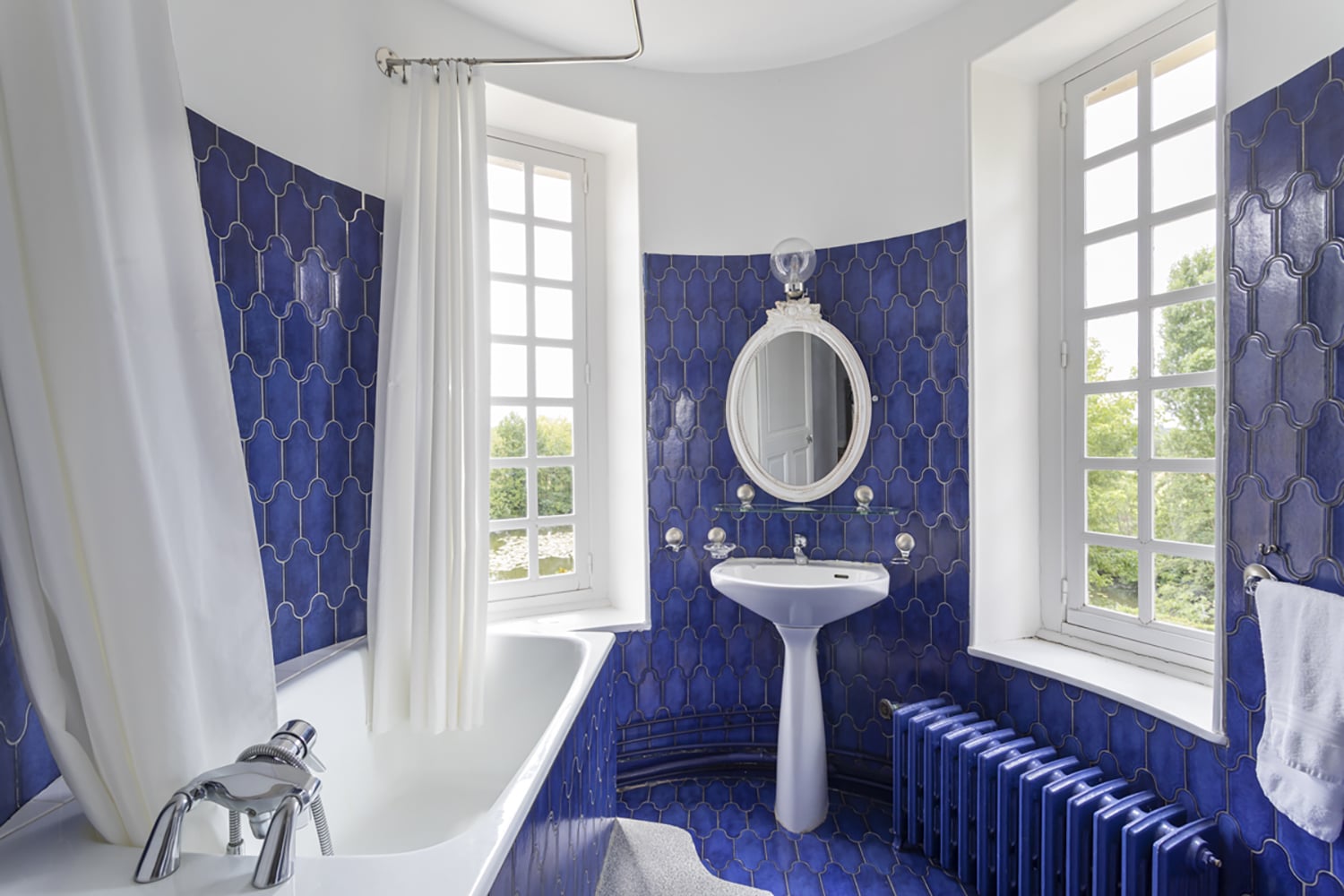 Bathroom | Holiday château in Lombron