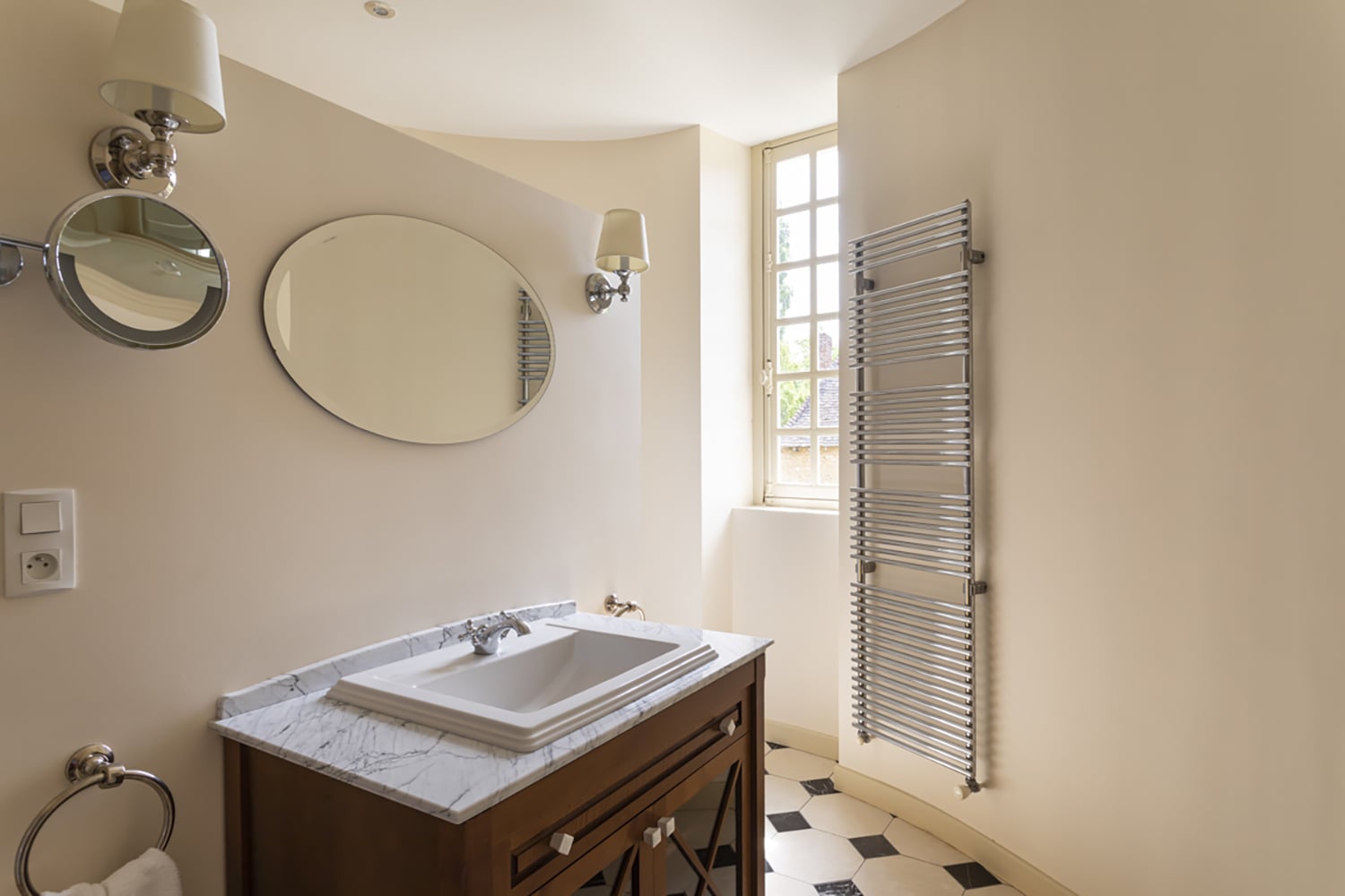 Bathroom | Holiday château in Lombron