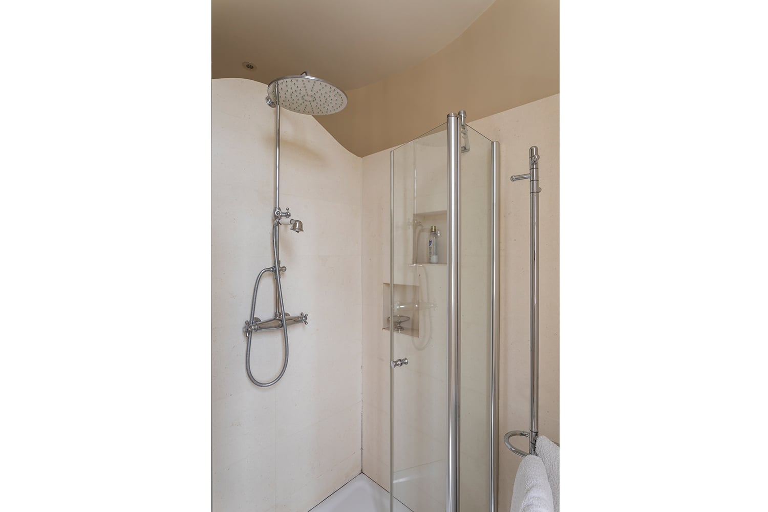 Bathroom | Holiday château in Lombron