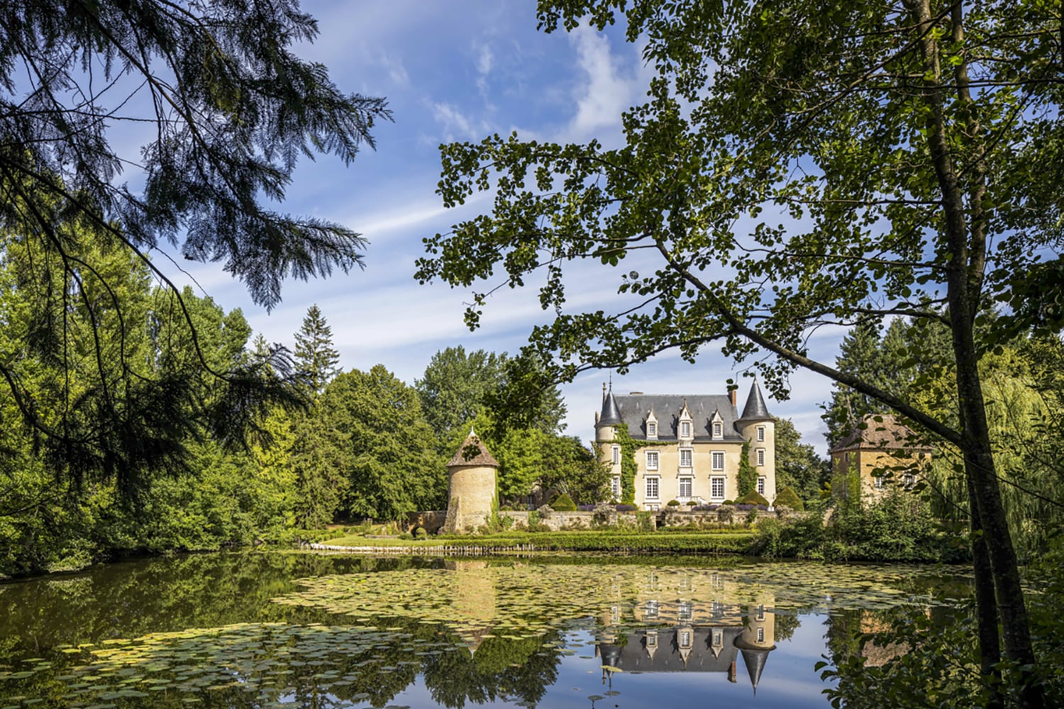 Holiday château in Lombron