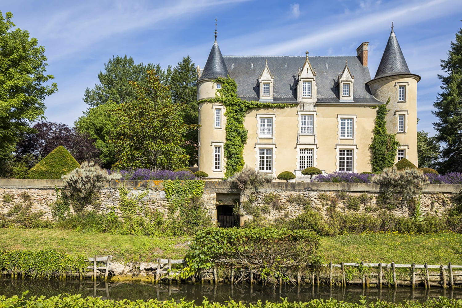 Holiday château in Lombron