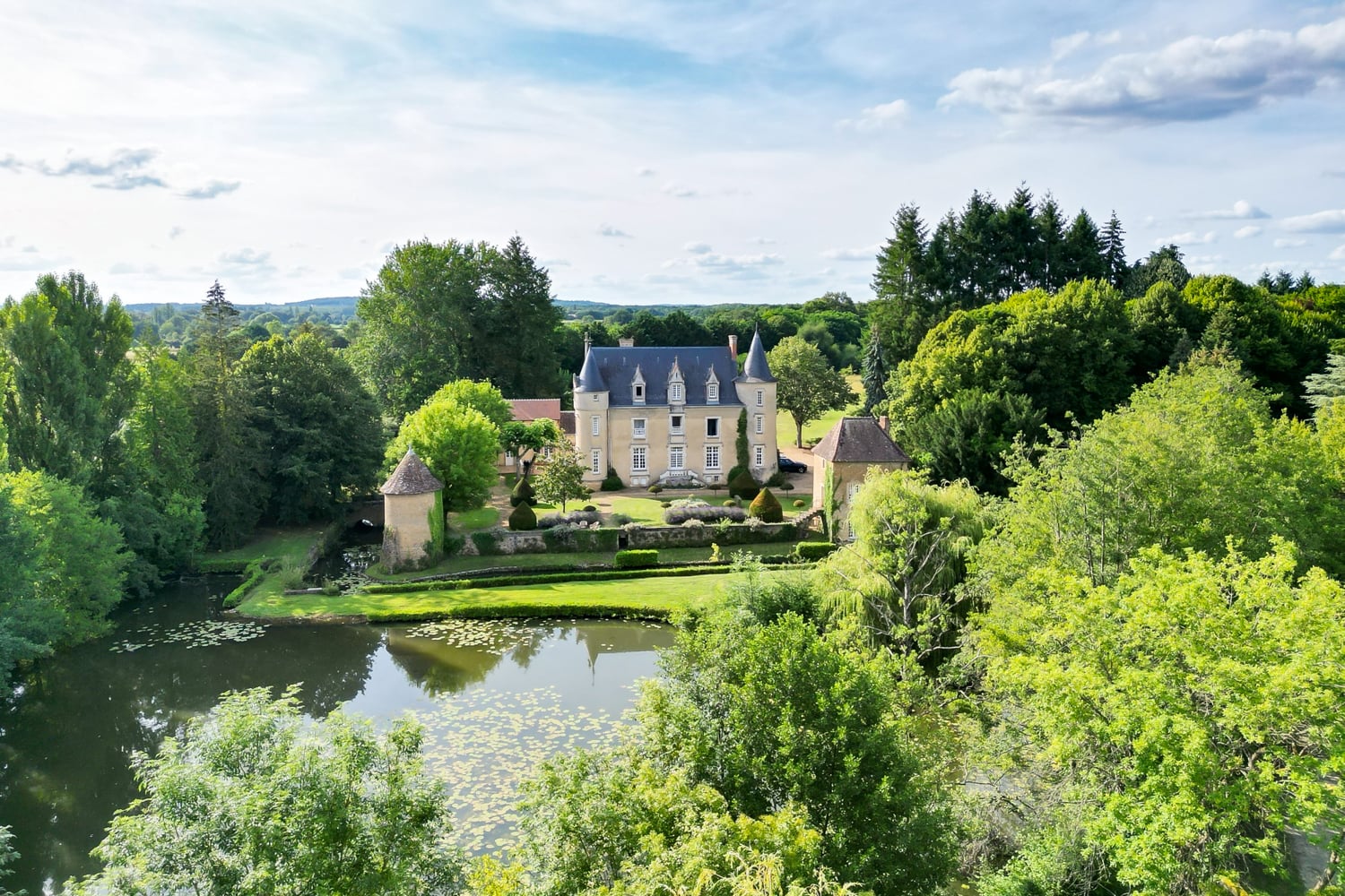 Holiday château in Lombron