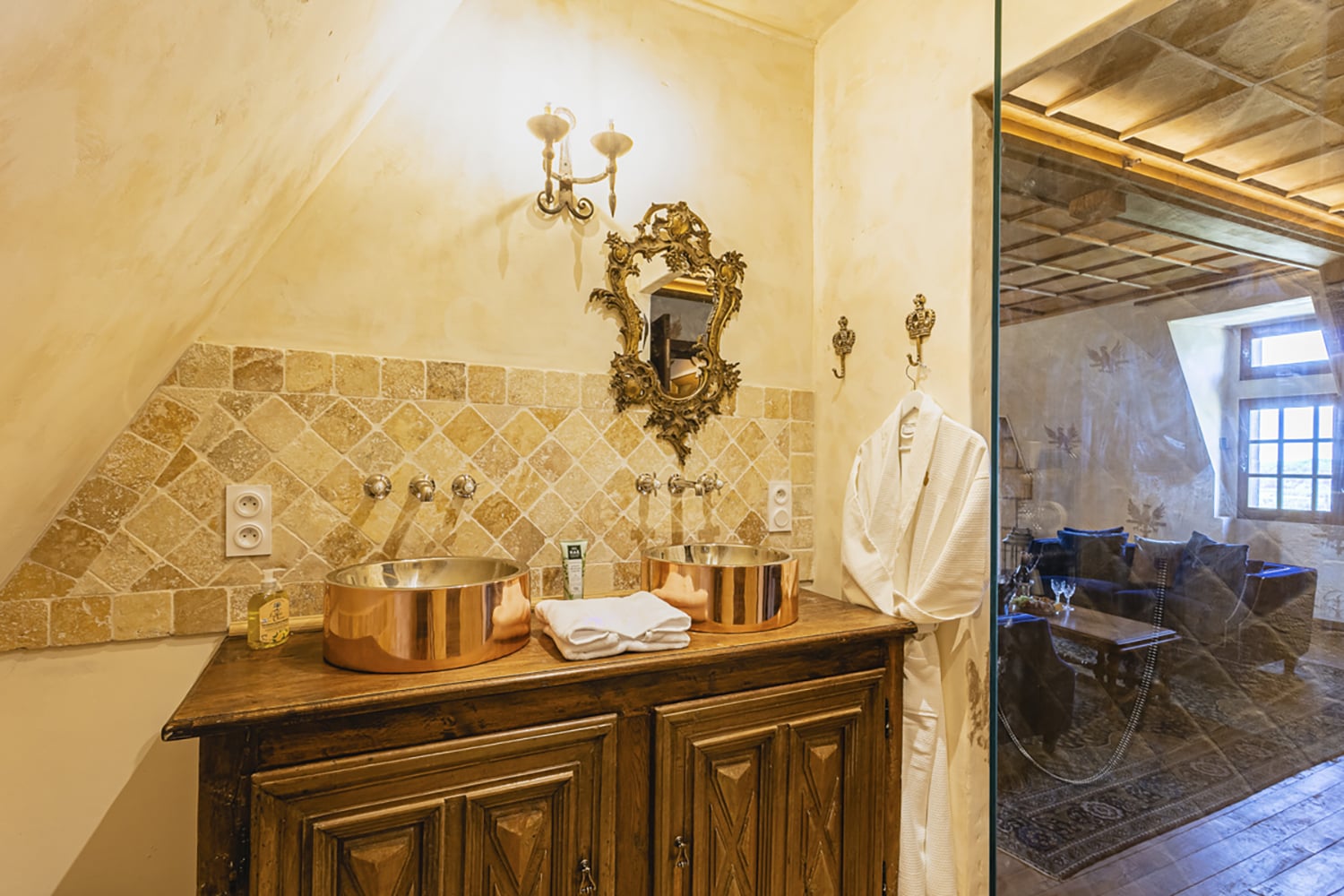 Bathroom | Holiday château in Carlux