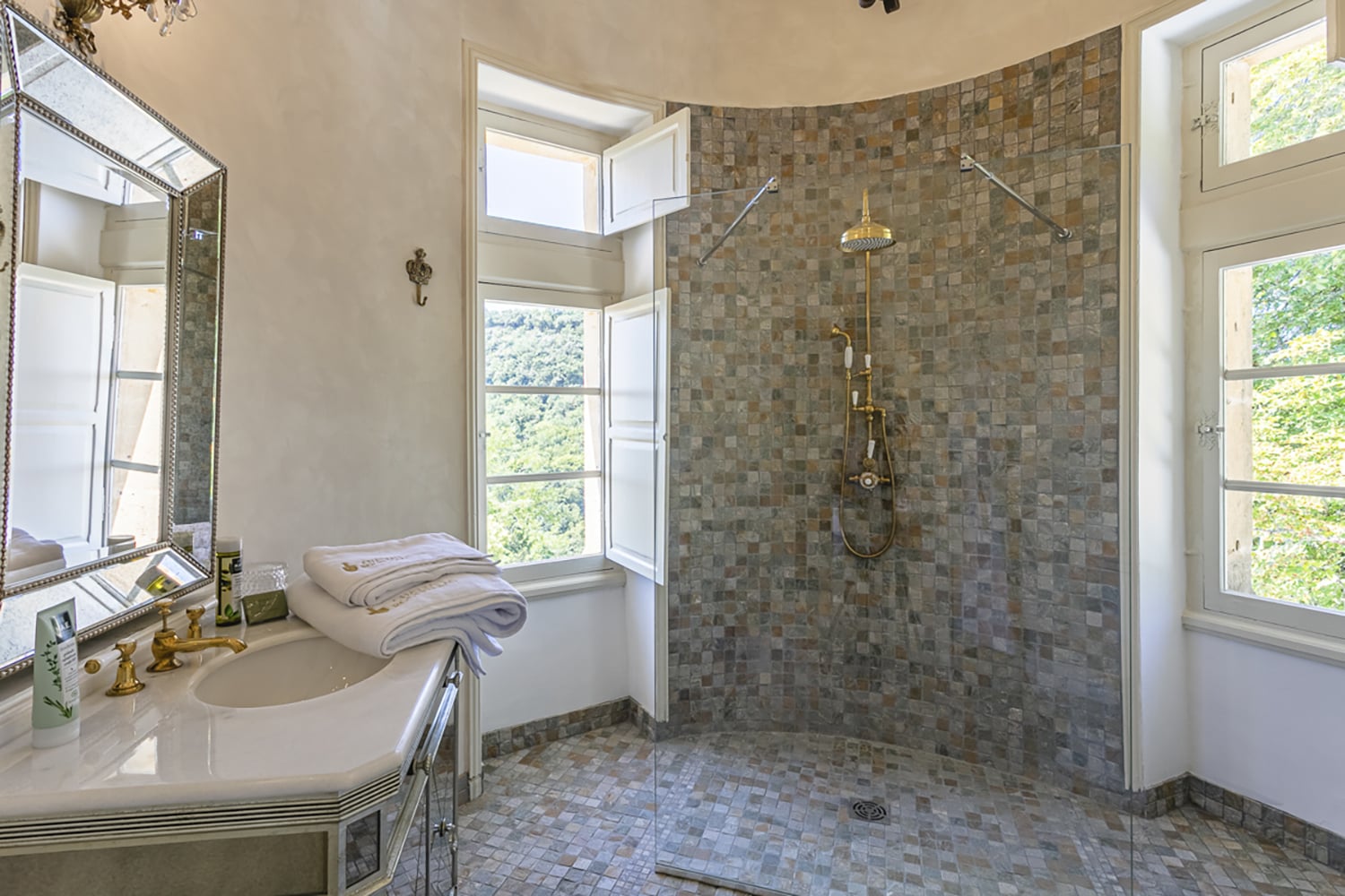 Bathroom | Holiday château in Carlux